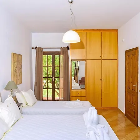 Villa Exclusive Crete Alexia 4 Bedrooms Large Lawned Gardens Chania *